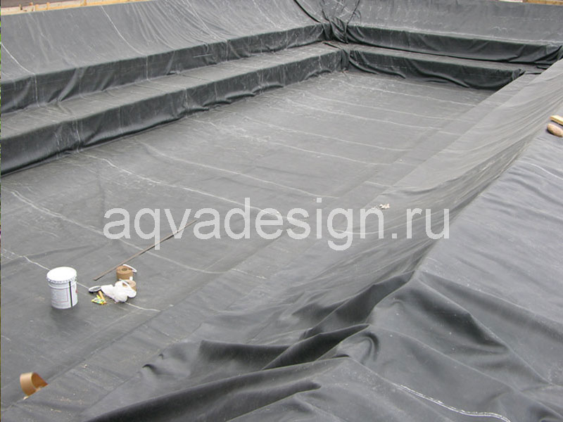 Застилка пленкой - этап создания водоема